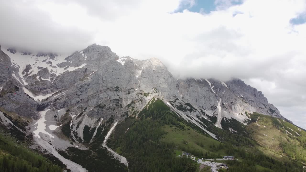 tomada de un dron de 4k del majestuoso glaciar dachstein, styria, austria en los alpes