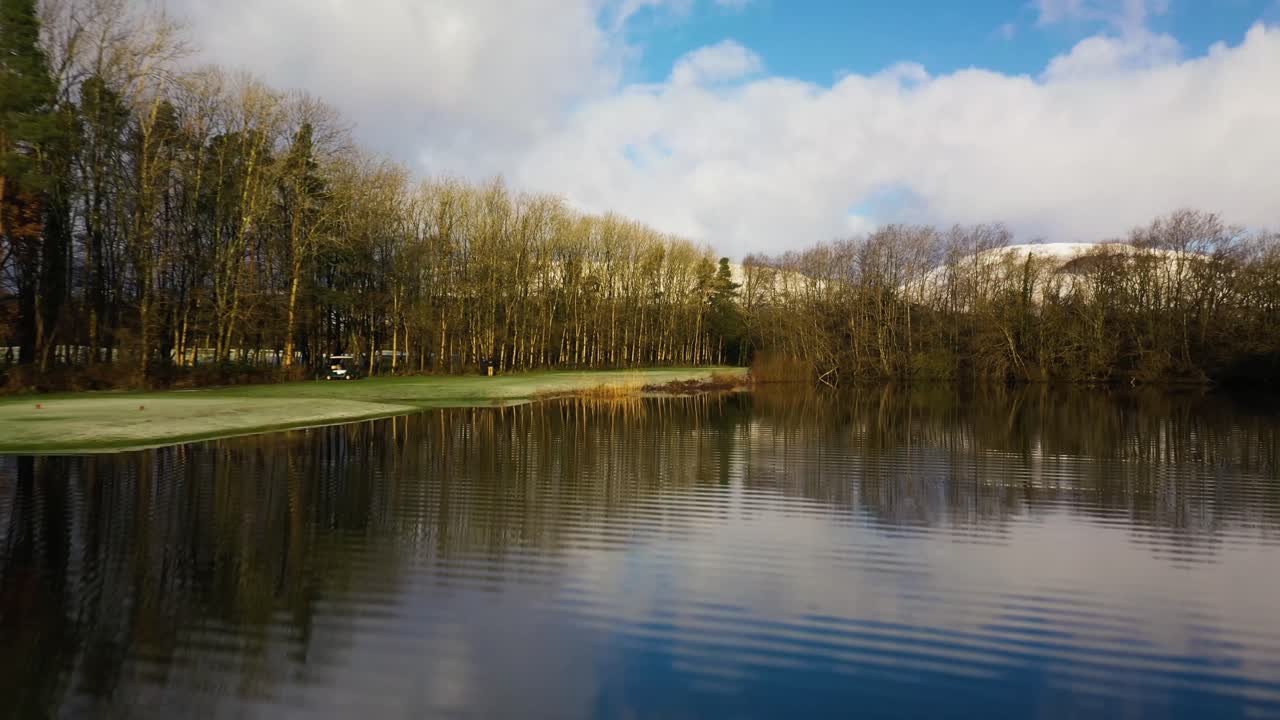 스코틀랜드 로몬드 호수의 물에 구름과 푸른 하늘 반사