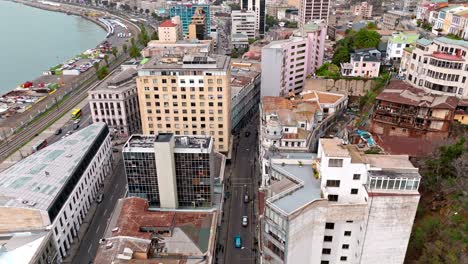 Drone-flying-backwards-revealing-Cochrane-famous-street-in-Valparaiso,-Chile