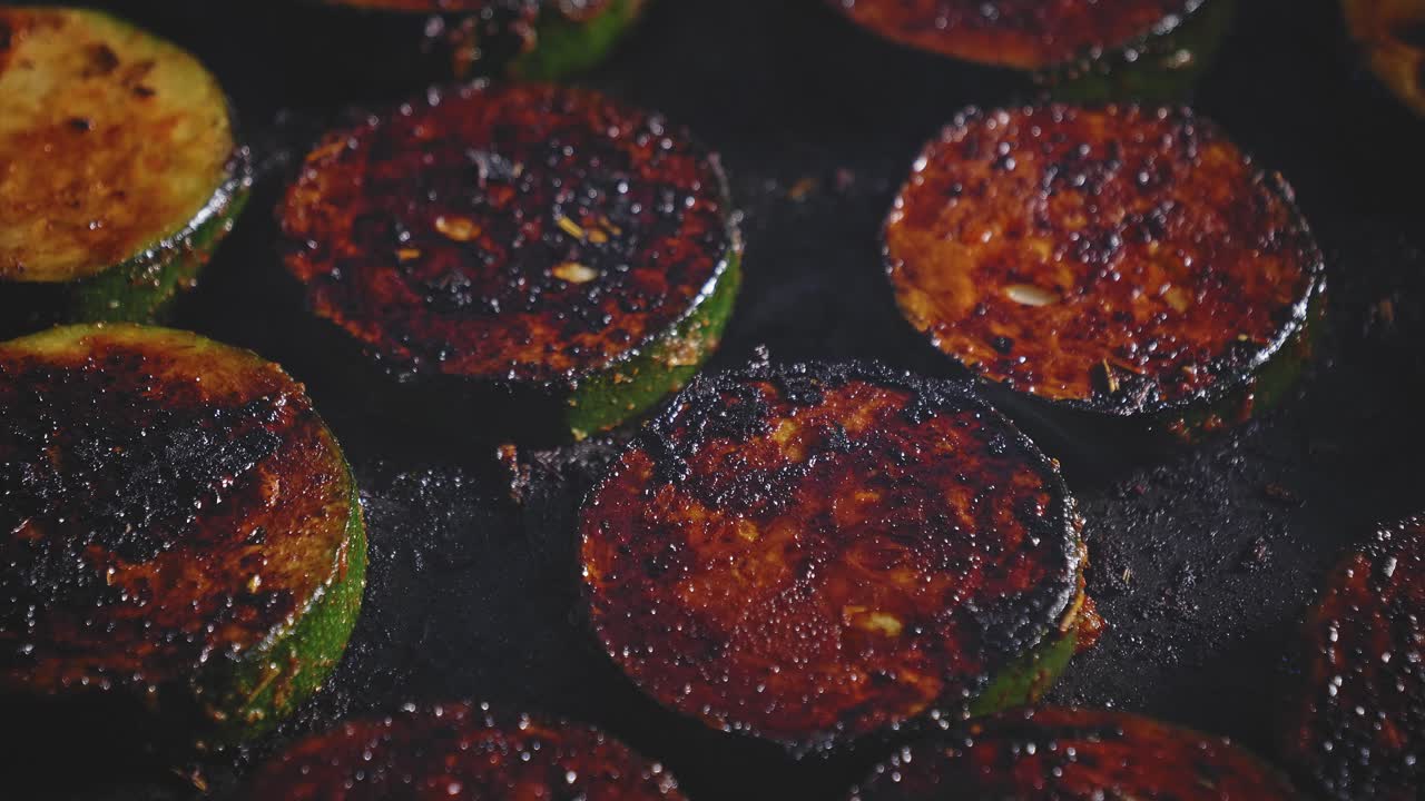 냄비에 튀긴 호박 조각. 확대