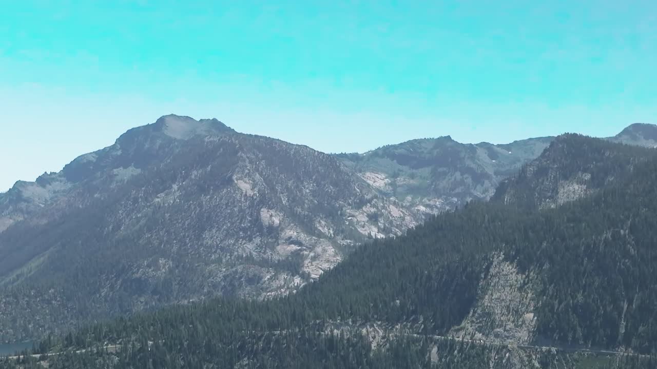 Menjelajahi pegunungan di dekat Danau Tahoe di California dan Nevada
