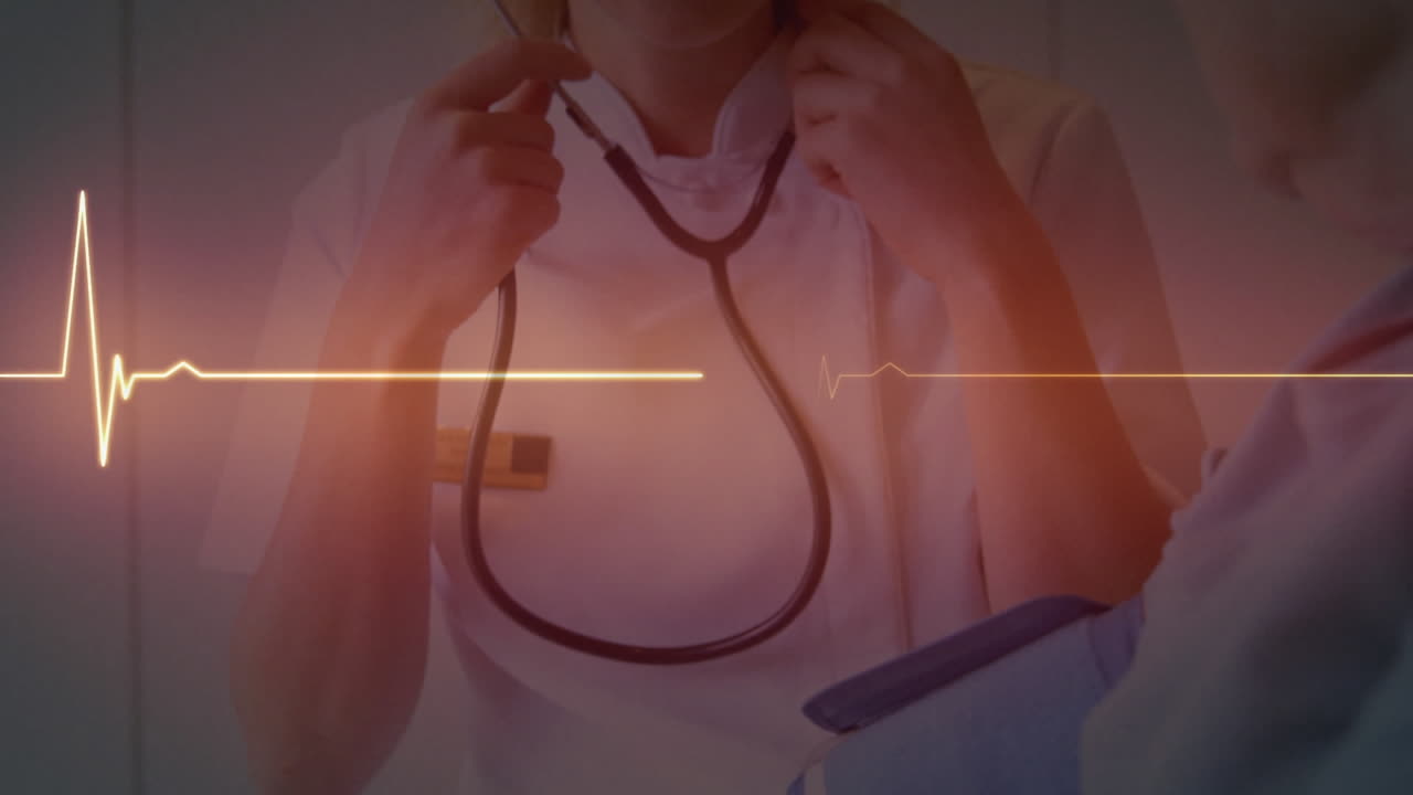 monitor de ritmo cardíaco contra una mujer médico examinando a una mujer paciente