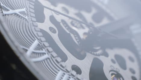 reloj de tourbillon girando macro movimiento lento
