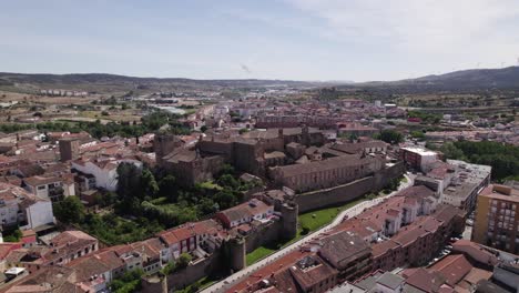 Toma-Orbital-Del-Impresionante-Palacio-De-Maribel-En-La-Ciudad-Histórica-De-Plasencia,-España