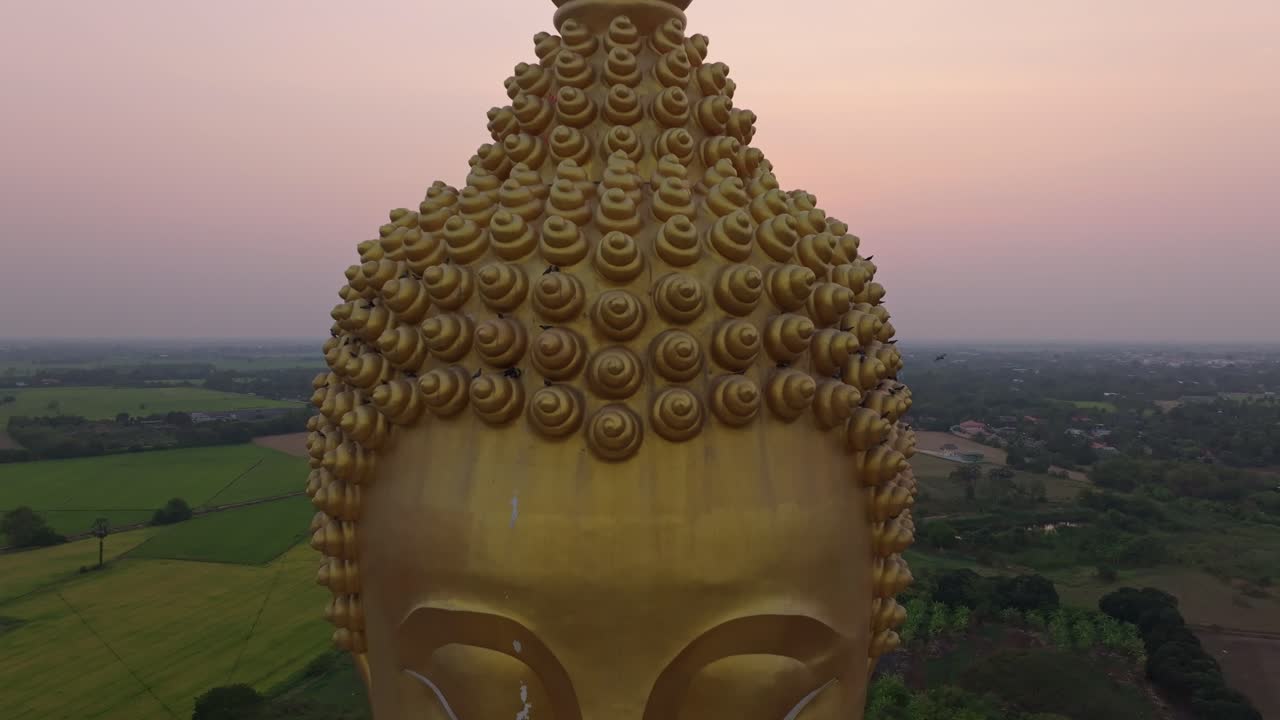 Vista da drone dell'imponente statua del Buddha che risplende a Wat Muang