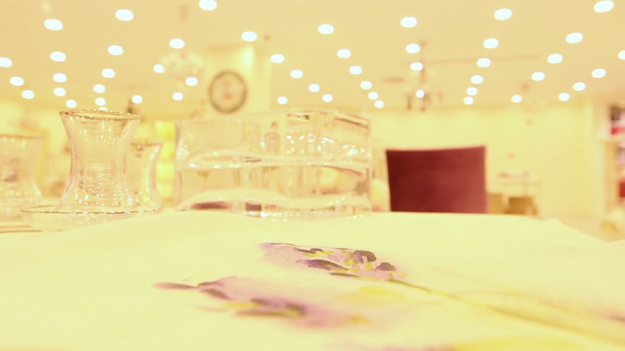 주방 용품 가게 에서 쇼핑 하는 여자