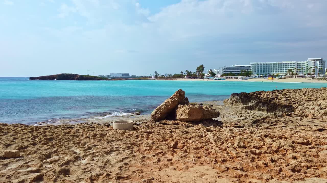Costa rocciosa del Mar Mediterraneo alla luce del sole. Rallentatore. Ripresa panoramica. Protaras, Cipro