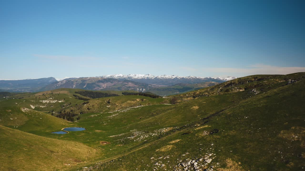 Monte Grappa og Asiago-plateauet med sneklædte Alper i baggrunden, Italien