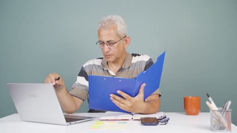 el hombre que mira los documentos es considerado.