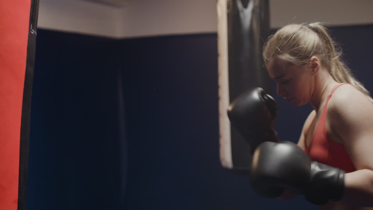 sesión de entrenamiento de boxeo femenino