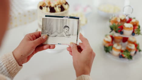 primer plano, manos y persona con fotos