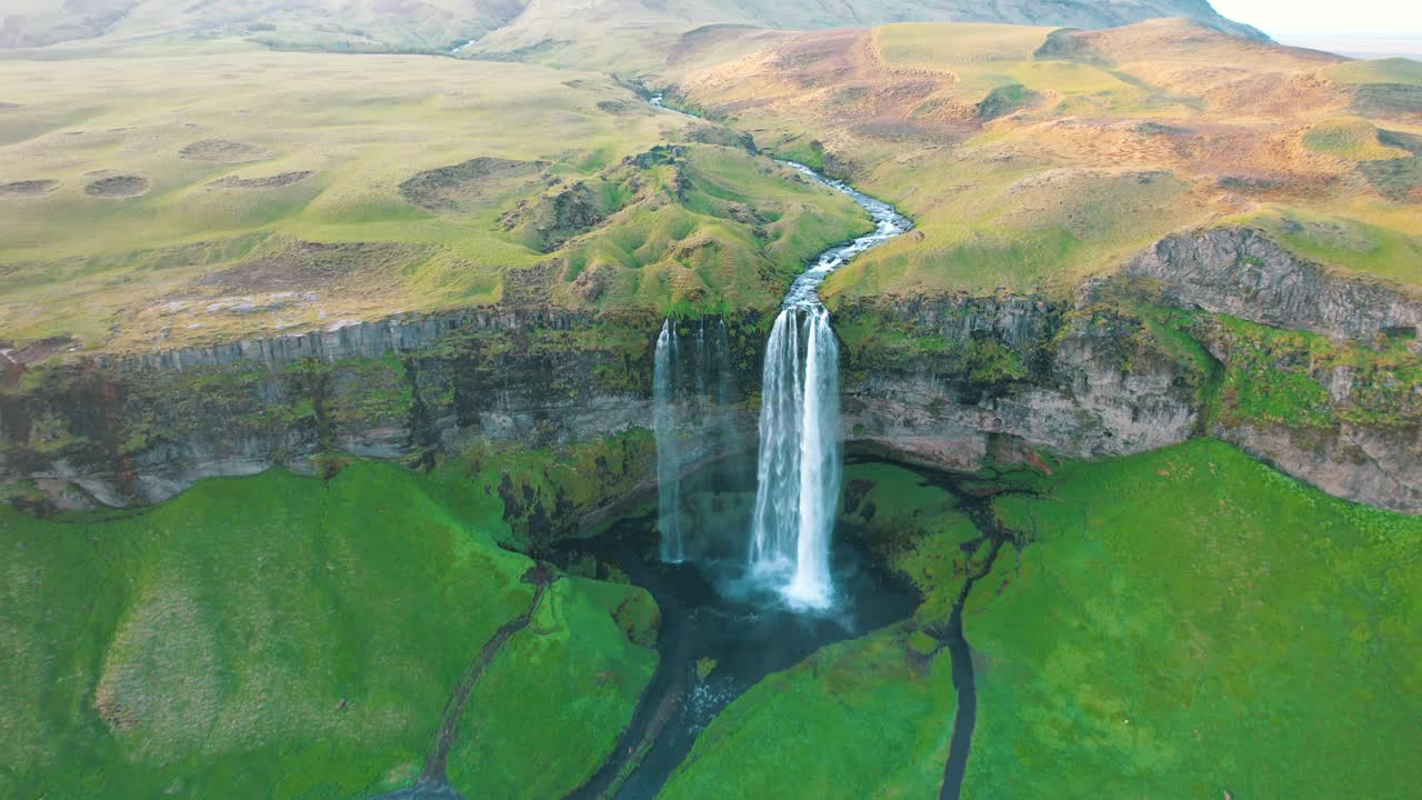 la cascada de seljalandsfoss en el sur de islandia, vista aérea