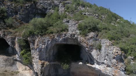 Agujeros-De-Casmilo,-Serra-Do-Sicó,-Portugal-Vista-Aérea