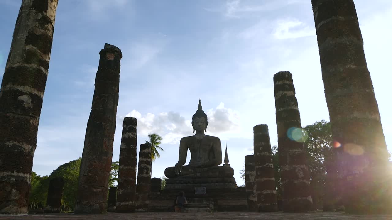 antiguo budismo de sukhothai en el parque histórico de sukhothai provincia de sukhothai, tailandia filmada con panasonic lumix gh5, panasonic 12-35 f2