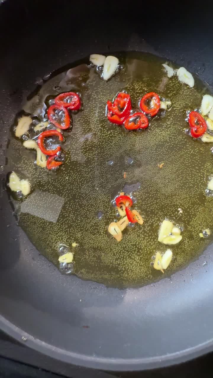 Cucinare aglio e peperoncino rosso nell'olio