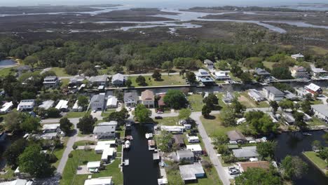 Wunderschöne-Luftaufnahmen-Von-Weeki-Wachee-Gardens,-Einer-Familien--Und-Angeloase-In-Florida