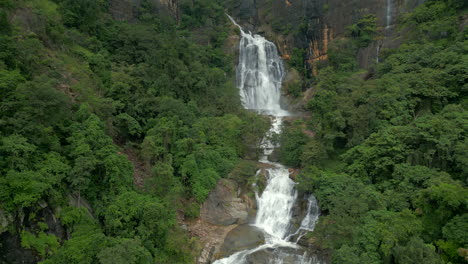 Rückzug-Etabliert-Luftdrohnenaufnahme-Der-Ravana-Wasserfälle-In-Ella,-Sri-Lanka