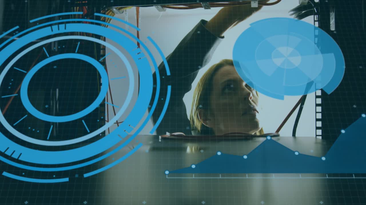 animación de visores escaneando sobre una mujer caucásica técnica informática fijando cables en un servidor de computadora