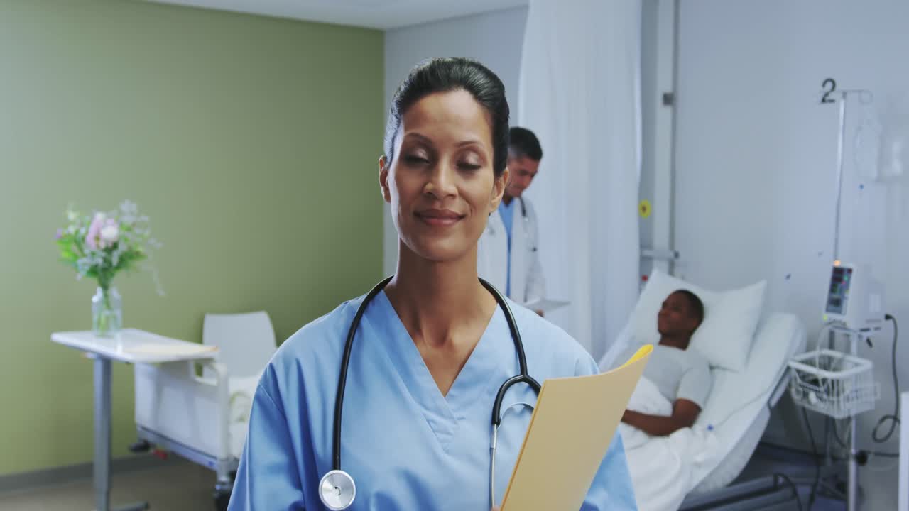 vista frontal de una mujer médica afroamericana mirando a la cámara en la sala del hospital