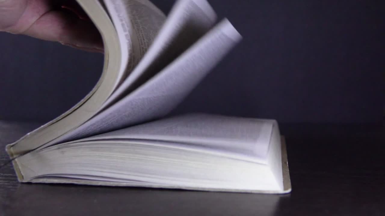 páginas de libros en cámara lenta volteadas