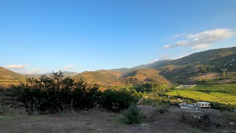 Natur-Der-Reisfeldfarm-In-Der-Ebene-An-Einem-Sonnigen-Tag,-Goldener-Sonnenuntergang,-Panoramablick,-Weite-Aussicht-Auf-Ländliche-Gegend,-Dorf,-Stadt,-Landschaft,-Grüne-Hügel,-Wald,-Berge,-Klima-In-Gilan,-Iran,-Nomadenbauer