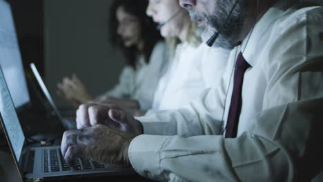 trabajadores de los centros de llamadas que usan portátiles