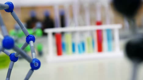 animación de la vieja escuela contra el nuevo texto de la escuela sobre el laboratorio de la escuela