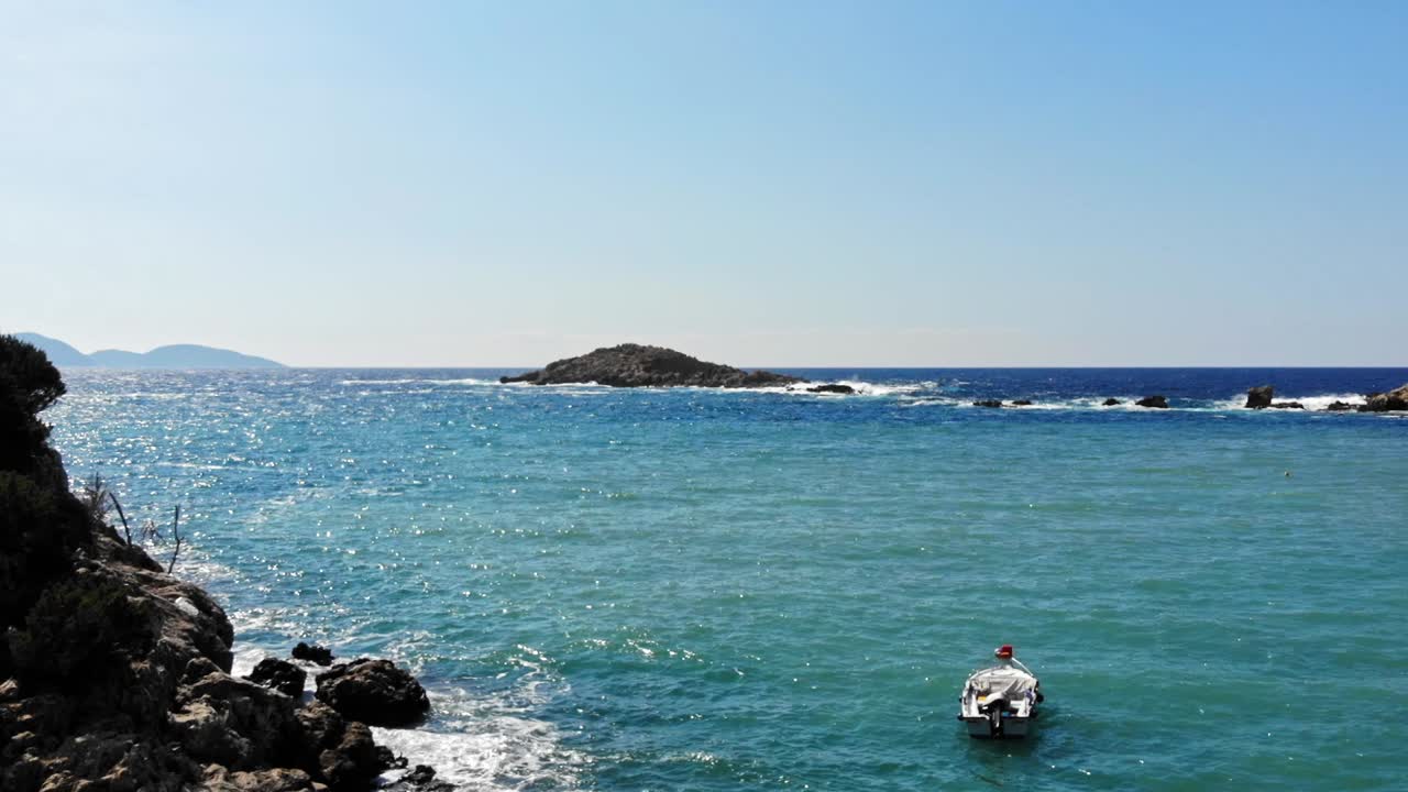 그리스 에리소스에 있는 예루살렘 해변의 청록색 바다의 공중 전망 - 드론 샷