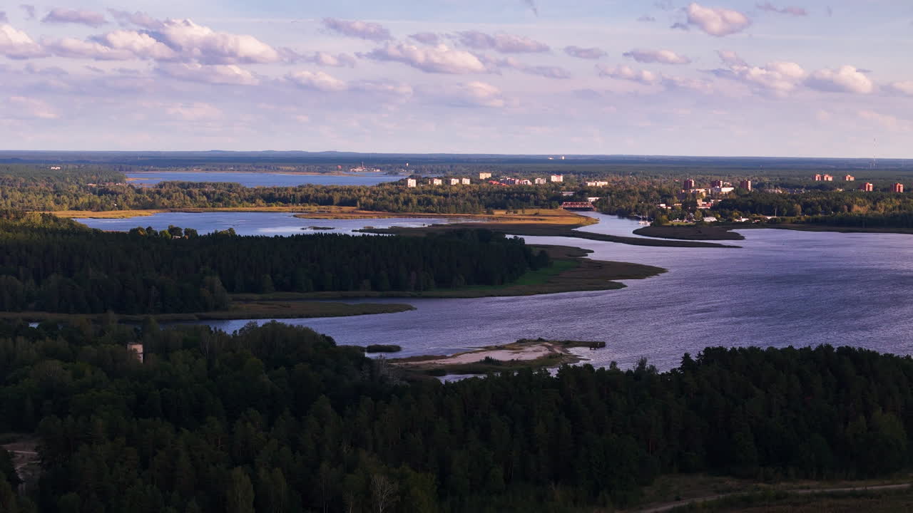 키세저스 호수와 라트비아의 수도 리가의 풍경적인 공중 파노라마