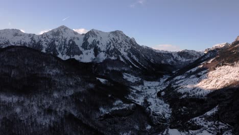 Antenne---Schöner-Schneereicher-Winter-Im-Tal-Um-Kolasin,-Montenegro,-Vorwärts