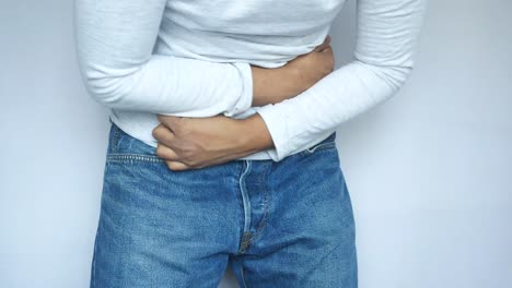 persona que experimenta dolor abdominal