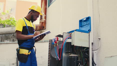 electricista haciendo una comprobación de fugas del sistema hvac