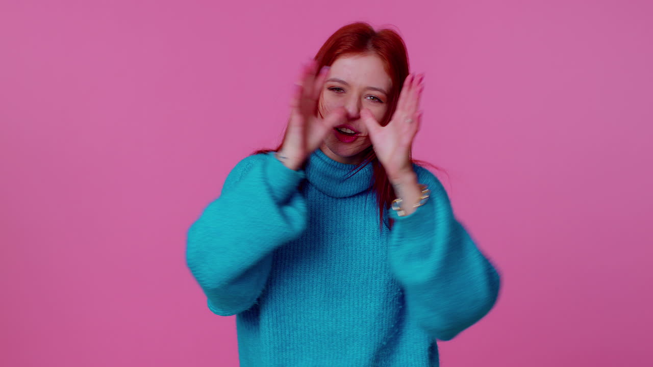 재미있는 십대 소녀는 장난스러운 어리석은 얼굴 표정을 하고 미소 짓고, 혀를 보여주며 어리석습니다.