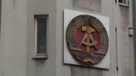 hammer und sichel en haus am checkpoint charlie cerca del antiguo puesto fronterizo charlie en berlín, alemania