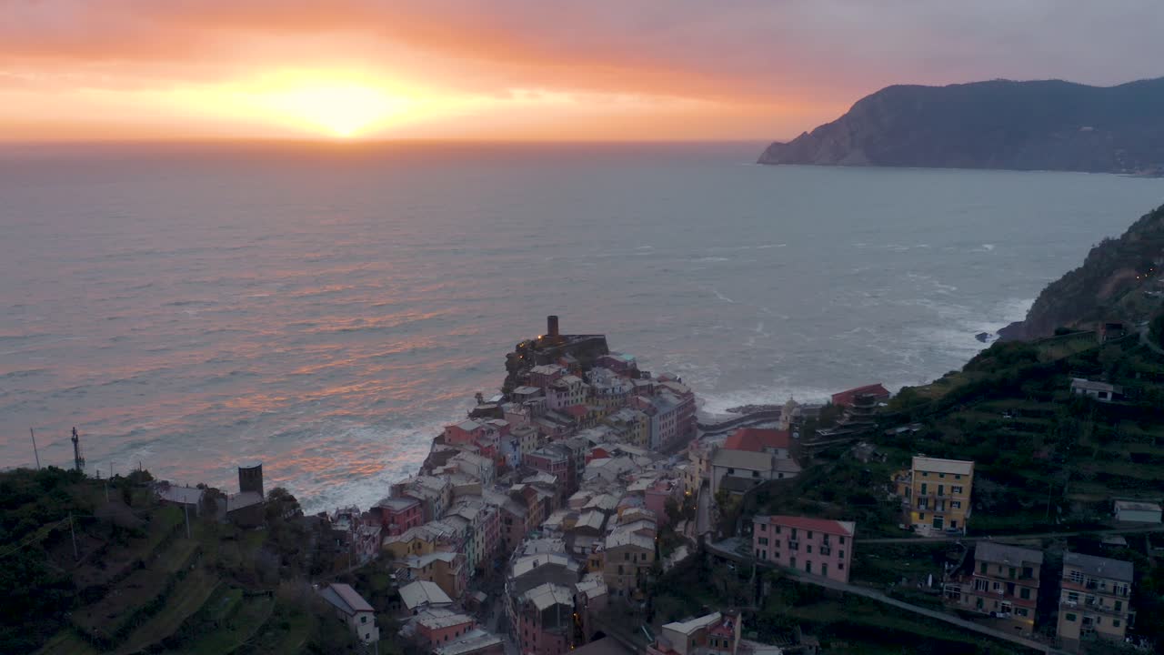 Vista aerea di Vernazza, Cinque Terre, al tramonto
