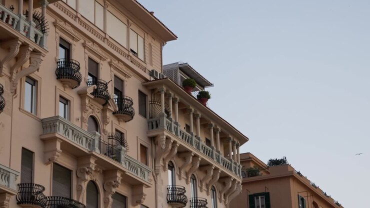 Arquitetura em Nápoles. Edifício de luxo no centro da cidade
