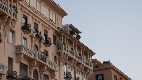 arquitectura en nápoles. edificio de lujo en el centro de la ciudad