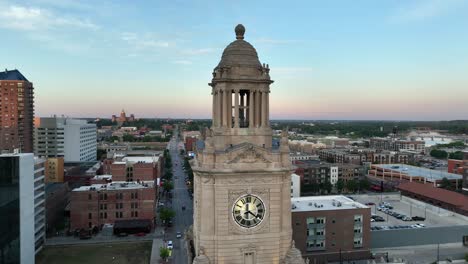 Palacio-De-Justicia-Del-Condado-De-Polk-En-El-Centro-De-Des-Moines,-Iowa.