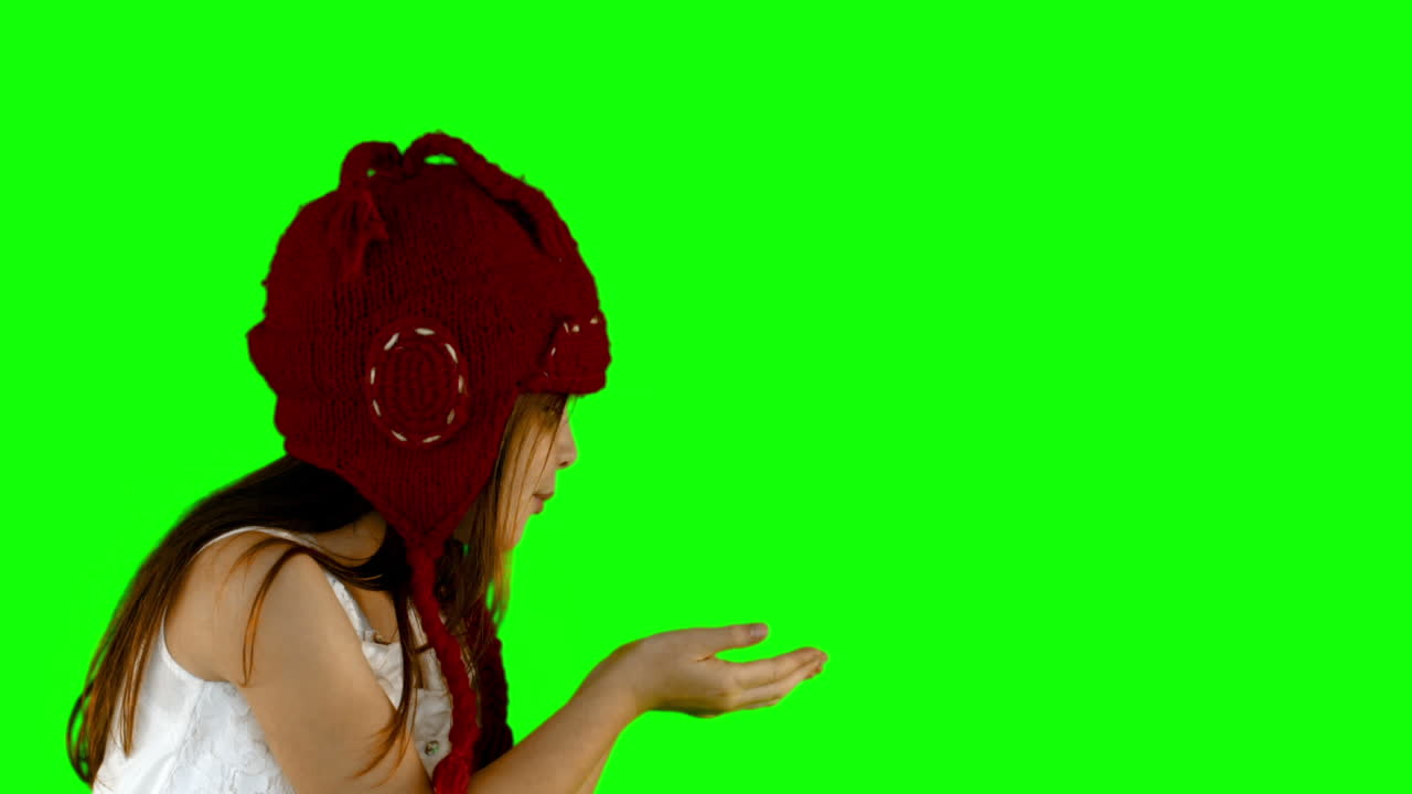 una niña soplando en cámara lenta