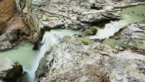 Toma-Panorámica-De-La-Cascada-Del-Lago-Ngakoro-Que-Fluye-Tranquilamente-En-Wai-o-tapu-Durante-La-Luz-Del-Sol