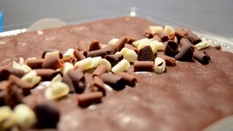 resumen fondo borroso foto de pastel giratorio cerca de chocolate blanco y negro rallado
