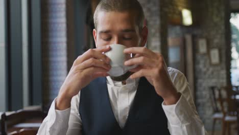 joven profesional en una cafetería