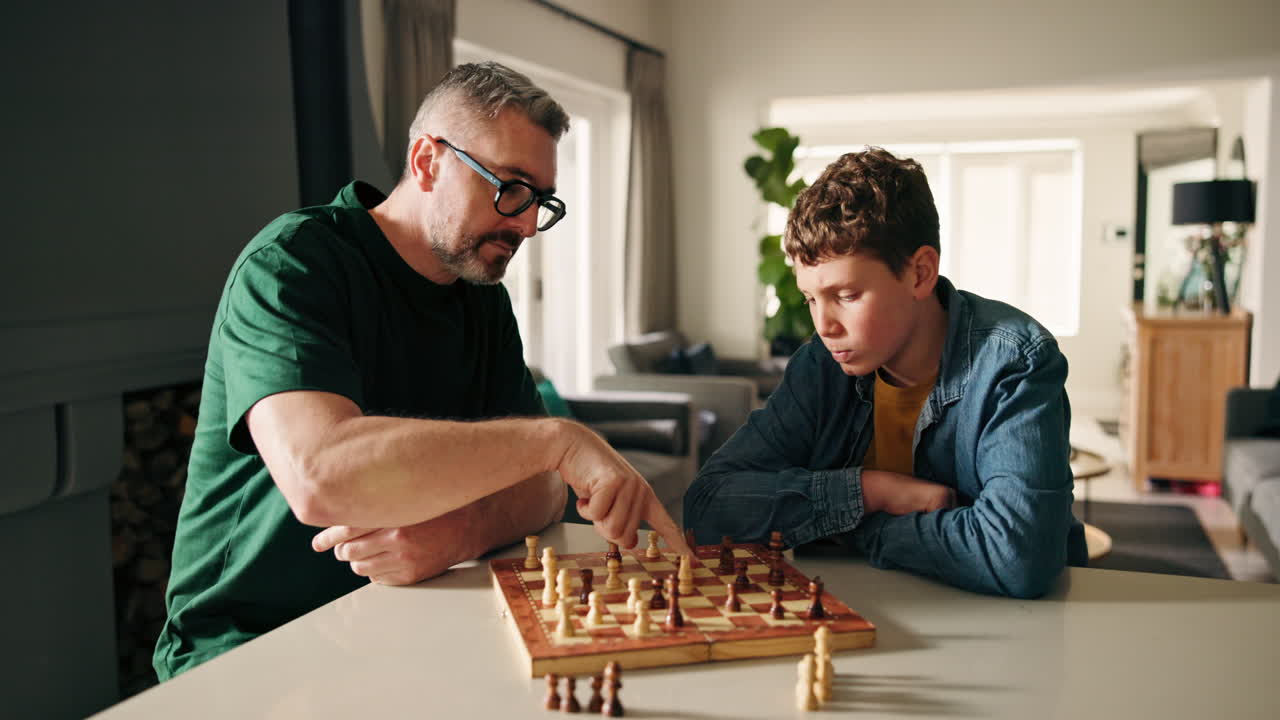 padre e hijo jugando al ajedrez