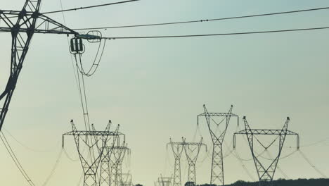 silueta de las estructuras de las líneas eléctricas
