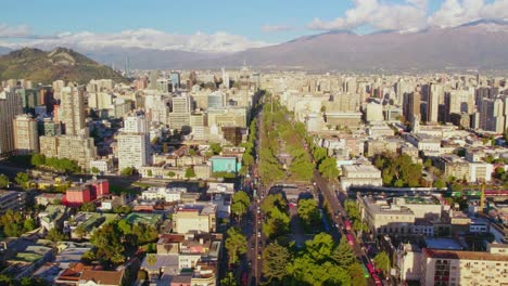 Vista-Aérea-Con-Vistas-A-La-Calle-Alameda-Exuberantes-álamos-Santiago-Centro-Moderno-Paisaje-Urbano-Bajo-Las-Montañas-De-Los-Andes