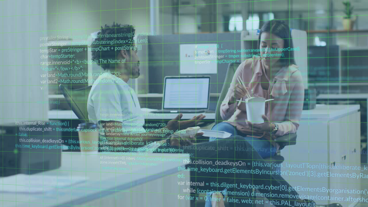 animación de lenguaje informático multicolor sobre diversos compañeros de trabajo comiendo y discutiendo en el escritorio