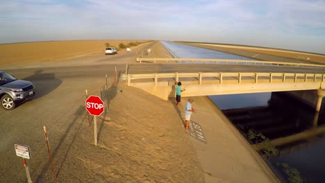 una vista aérea sobre el acueducto de los ángeles con hombres pescando