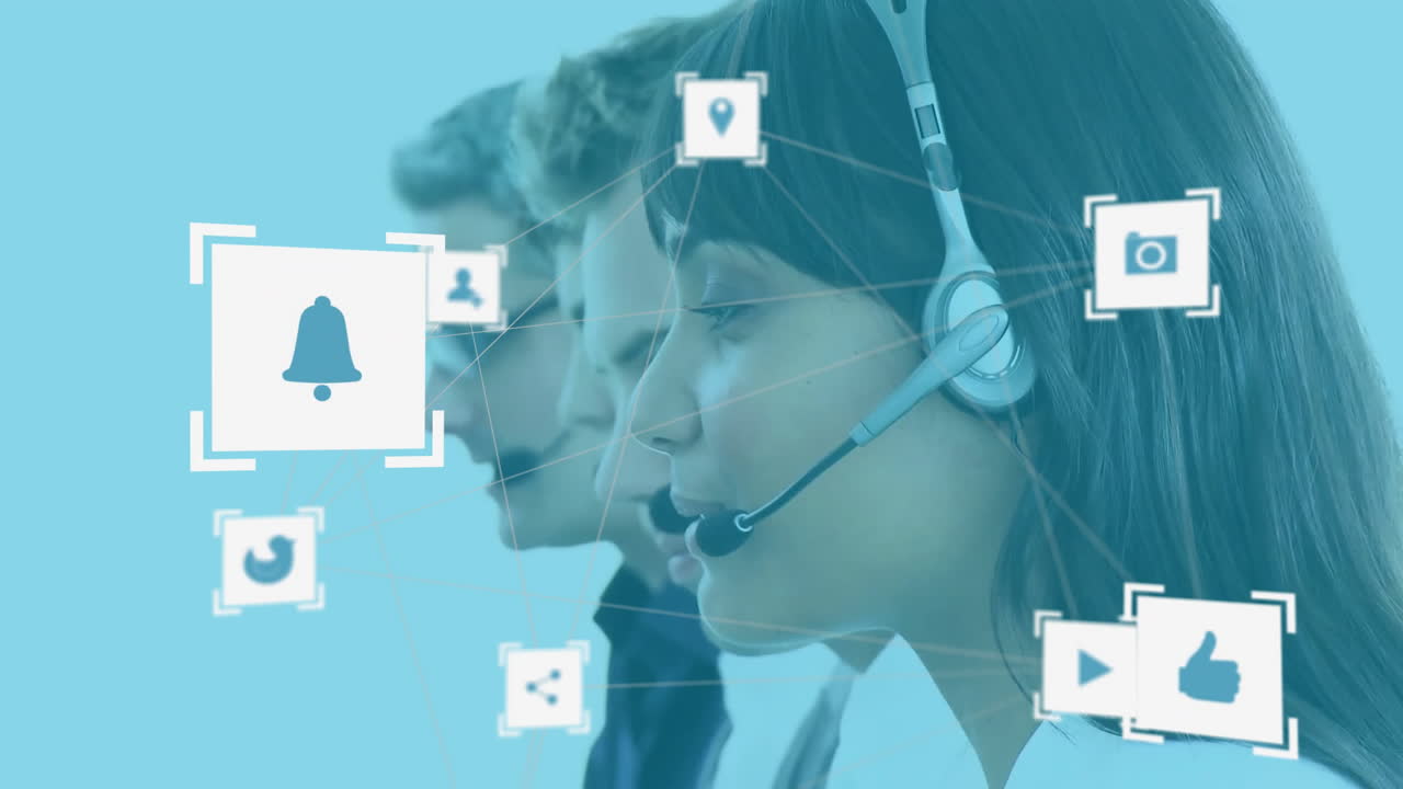 representantes de servicio al cliente con auriculares, iconos de redes sociales y animación de conexiones de red