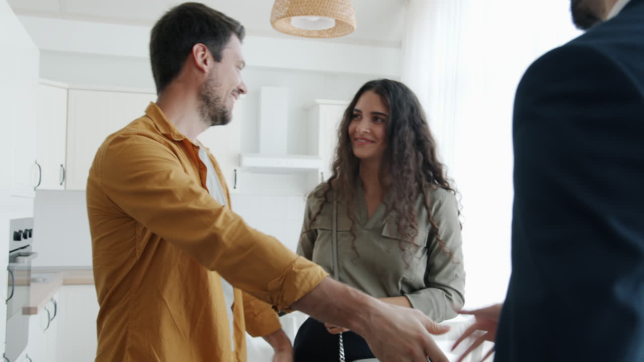 una pareja feliz cerrando un nuevo hogar.