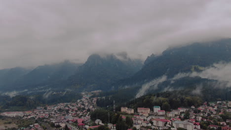 tiro de seguimiento con resort de montaña, momentos antes de la lluvia